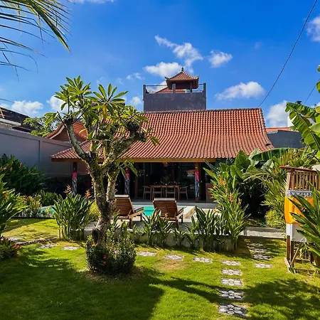 Authentic Joglo Villa: Private Pool & Lush Garden